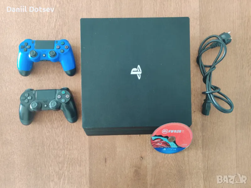 PS4 Pro 1TB с 2 джойстика + игри, снимка 1