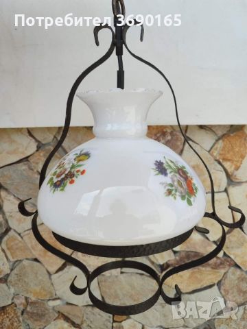 Красив полилей с ковано желязо и голяма бяла стъкленица с цветя , снимка 1 - Лампи за таван - 45623198