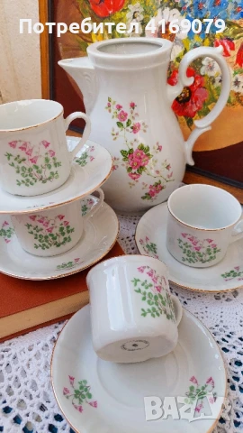 Кана и четири чаши за кафе