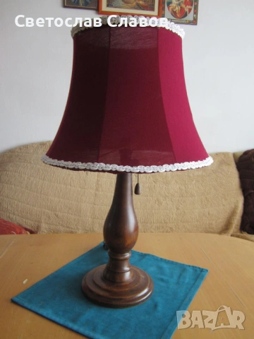  	Висока дизайнерска настолна лампа с червена шапка - 2