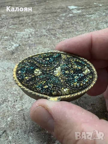 Кутийка малка инкрустирана с цветни конци и мъниста 