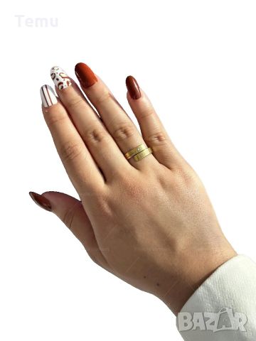Златист дамски пръстен от медицинска стомана с камък и гравирани декорации, снимка 2 - Пръстени - 46375796
