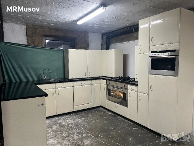 П образна кухня с уреди