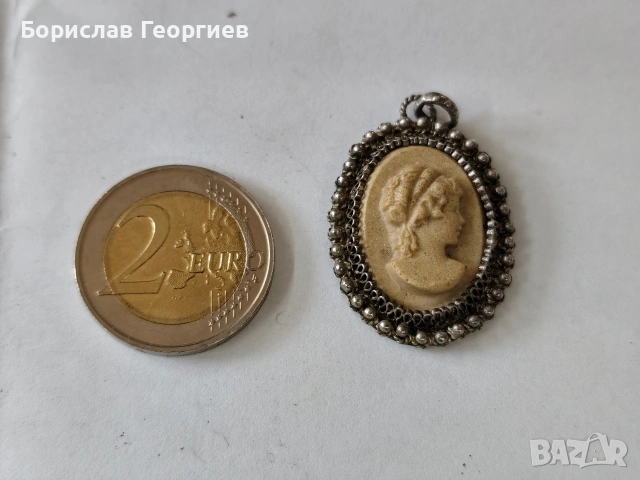 Стар сребърен медальон с камея