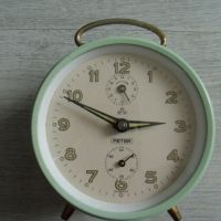 № 7485 стар часовник PETER  - настолен часовник / будилник  - механичен  - работещ  - метален корпус, снимка 1 - Други ценни предмети - 45386416