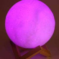 Намаление! Led лампа във формата на луна с дървена стойка, 12см диаметър, снимка 4 - Детски нощни лампи - 45205920