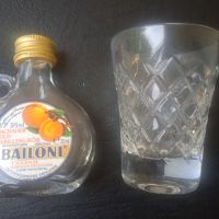 Малка кристална чашка + миниатюрно стъклено шишенце, снимка 1 - Чаши - 45861903