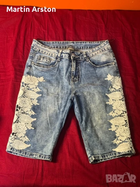 Уникални дамски дънкови бермуди с дантела / Размер 30 / 98% памук, снимка 1