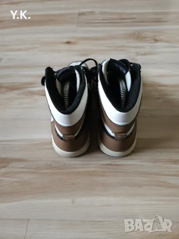 Оригинални кецове Nike Air Jordan 1 Retro High "Dark Mocha" (GS), снимка 7 - Детски маратонки - 47936265