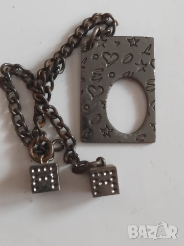 Аксесоар със зарчета за закачане към чанта, раница, дрехи или др.