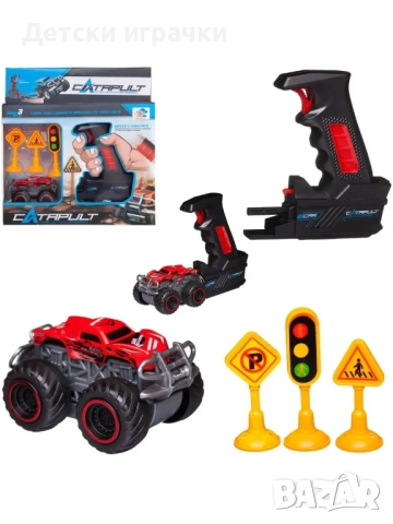 Кола с изтрелващ механизъм и пътни знаци 