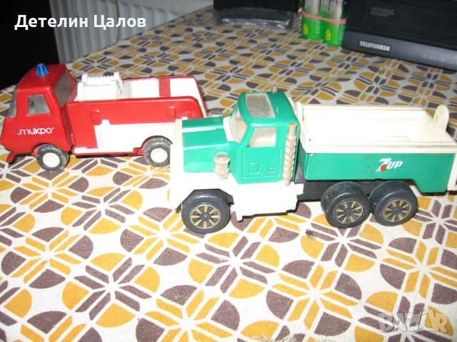 Два броя ретро соц метални камиончета