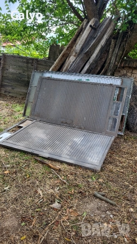 Масивна метална гаражна врата 