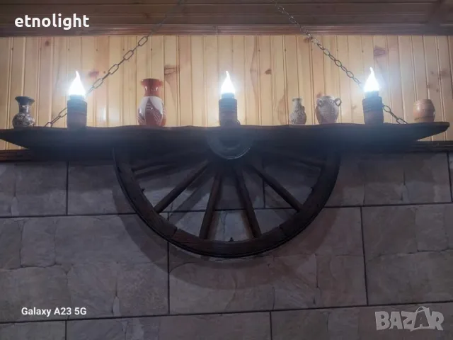 Рафт лампи с автентични реставрирани колела от каруца с ръчно изработени дървени чашки , снимка 3 - Лампи за стена - 49968895