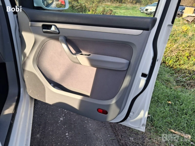 VW Touran 2.0TDI Automatic, снимка 15 - Автомобили и джипове - 49999025