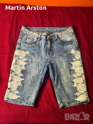 Уникални дамски дънкови бермуди с дантела / Размер 30 / 98% памук, снимка 1