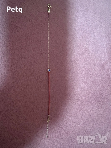 Дамска златна гривна с червен конец 