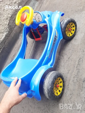 Детска кола с педали.