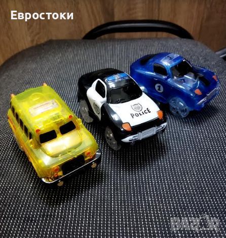 Играчка светеща кола Magic Cars, комплект от 3 броя, допълнителни коли за светеща писта с LED , снимка 8 - Коли, камиони, мотори, писти - 46567487