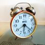 Часовник будилник Янтар с камбанки работещ, снимка 1 - Антикварни и старинни предмети - 45225964