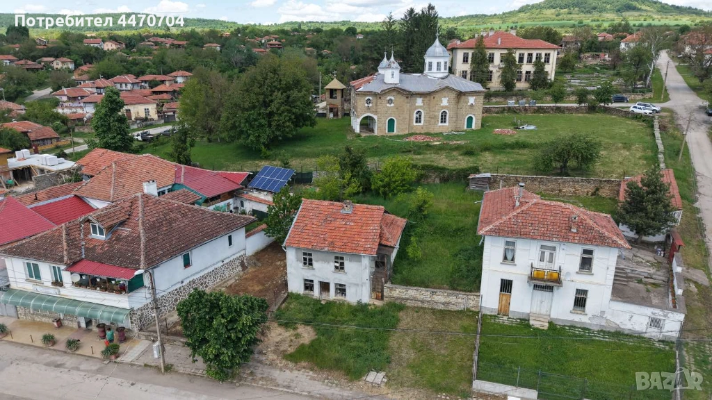 Двуетажна къща в центъра нас селото, снимка 1