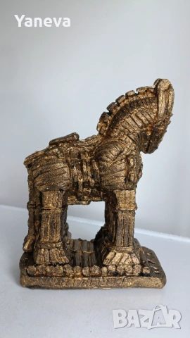 Троянски кон, умален модел на коня, използван във филма "Троя" 