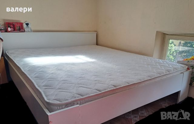 Голяма спалня със матрак в добро състояние