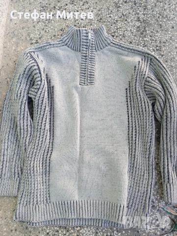 Мъжки пуловер с дълъг ръкав и цип.