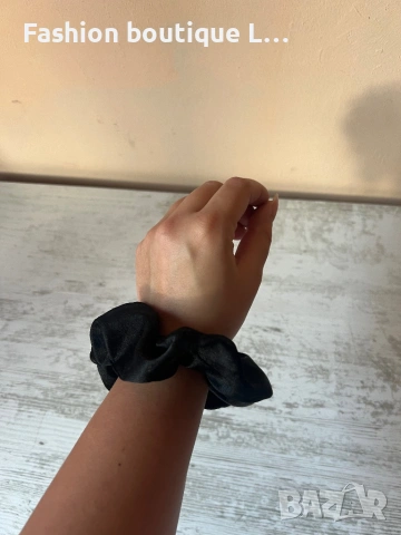 Сатенено черно скрънчи тип текстилен ластик за коса  🖤, снимка 3 - Аксесоари за коса - 53120377