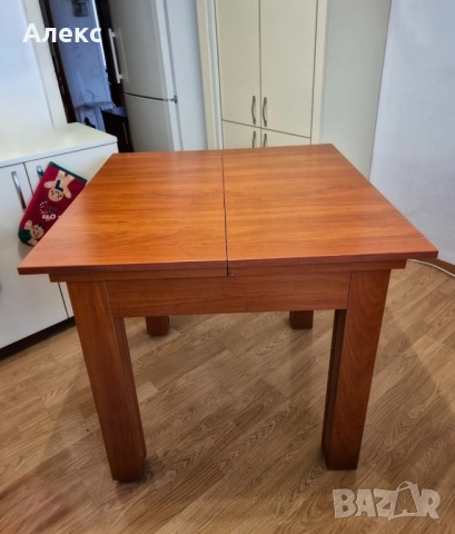 Разтегателна трапезна маса – 80 → 120 см, запазена и стабилна.