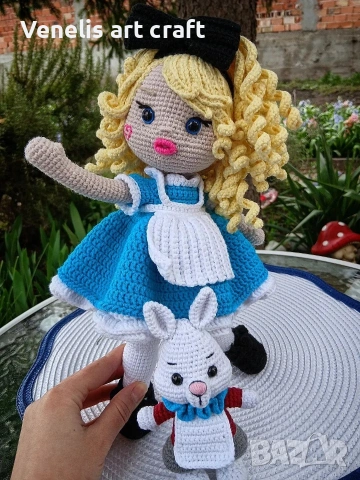 Алиса в Страната на чудесата / плетена кукла , снимка 6 - Други ценни предмети - 54061943