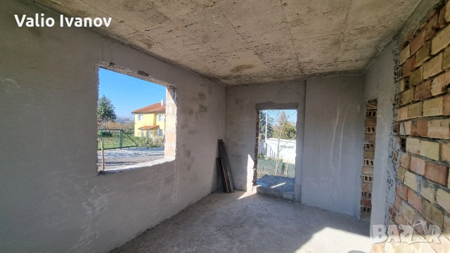 Продавам парцел с монолитна тухлена къща на 2 етажа в с.Яребична , снимка 10 - Вили - 49741419