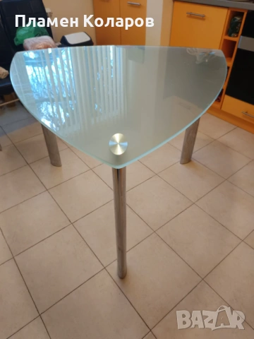 Продавам стъклена масичка с 3 крака
