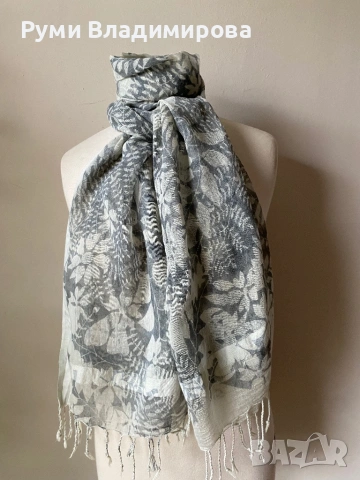 Бял шал със сиви флорални мотиви с лен, снимка 2 - Шалове - 53908780