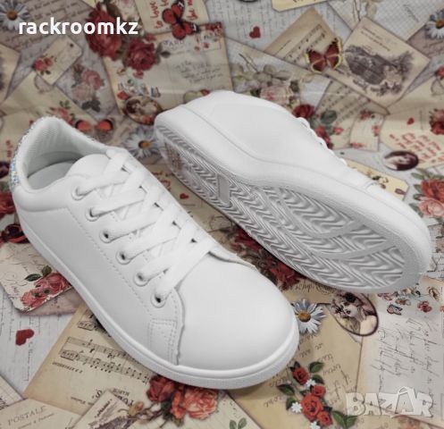 Бели дамски кецове с равна подметка модел: W33132-2 white/silver, снимка 2 - Кецове - 45371027