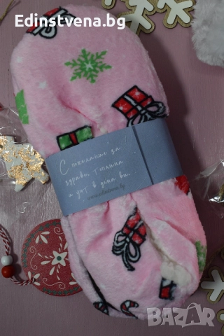 Коледни пухкави пантофи в розово с ефектен принт | Перфектният Коледен подарък за жена, снимка 4 - Пантофи - 52572715