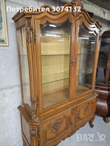 Витрина в стил Луи 15 с дърворезба и кристални стъкла, снимка 2 - Секции и витрини - 53569894