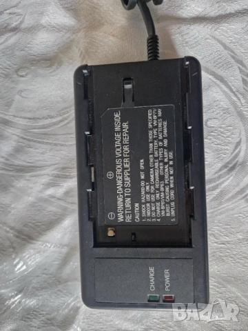 оригинално зарядно устройство (АС адаптер) за фотоапарат Hitachi , снимка 2 - Фотоапарати - 53689735