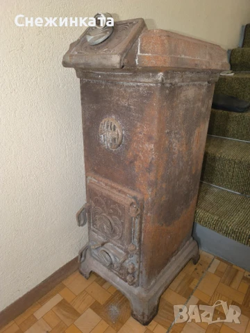 Стара масивна печка на дърва