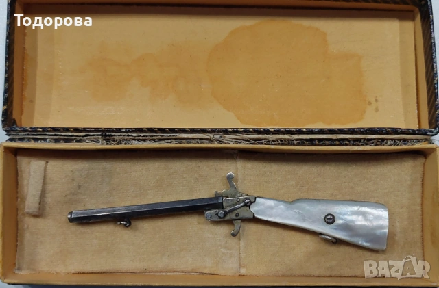 Миниатюра на Много рядка белгийска пушка със седефен приклад