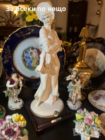 Capodimonte Italy  Circa 1987 автор  Bruno Merli - “ Дамата в бяло” Код P2084, снимка 8 - Декорация за дома - 54035137