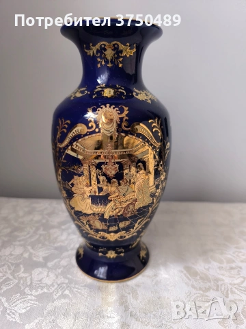 Порцеланова ваза с кобалтово -синя глазура и богата златна декорация.