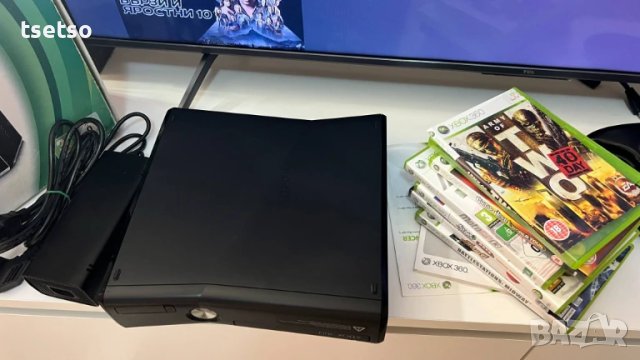 Xbox 360 S конзола с 5 игри и 2 джойстика, снимка 1