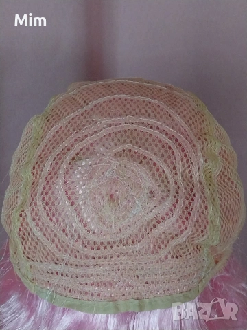 55 см Дълга ,къдрева,розова перука с бретон , снимка 8 - Аксесоари за коса - 53436516