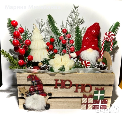 Коледен дървен сандък с плюшен гном, свещи и коледни декорации