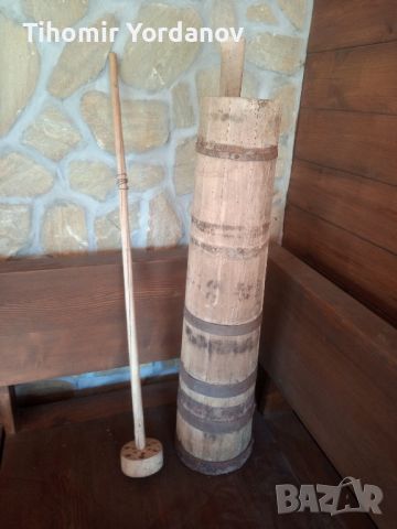 Стара дървена буталка за масло.