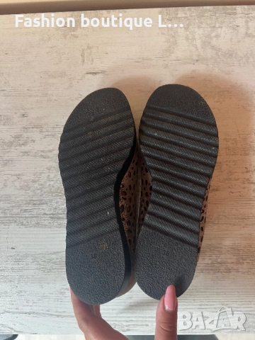 Златни дамски обувки 38 номер надигнати с малка черна платформа 🖤, снимка 4 - Дамски ежедневни обувки - 51893187