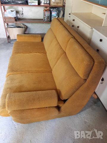 Масивен диван от 80 те години., снимка 1 - Дивани и мека мебел - 46392464
