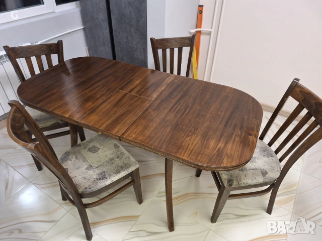 Комплект кухненска, трапезна маса, разтегателна с 4 стола.