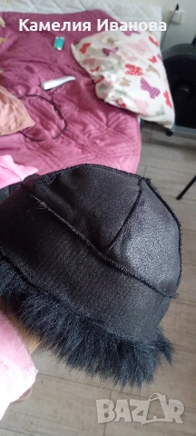 Зимни  дамски двулицеви плюшени шапки,шалчета и ръкавици , снимка 3 - Шапки - 49506541